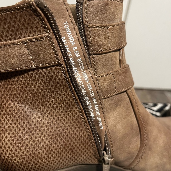 BareTraps Towanda Mushroom Booties with Buckle Detail. Size 8.5 - Picture 6 of 11